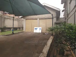 8 Bedrooms House for Rent in Bugolobi With a Pool