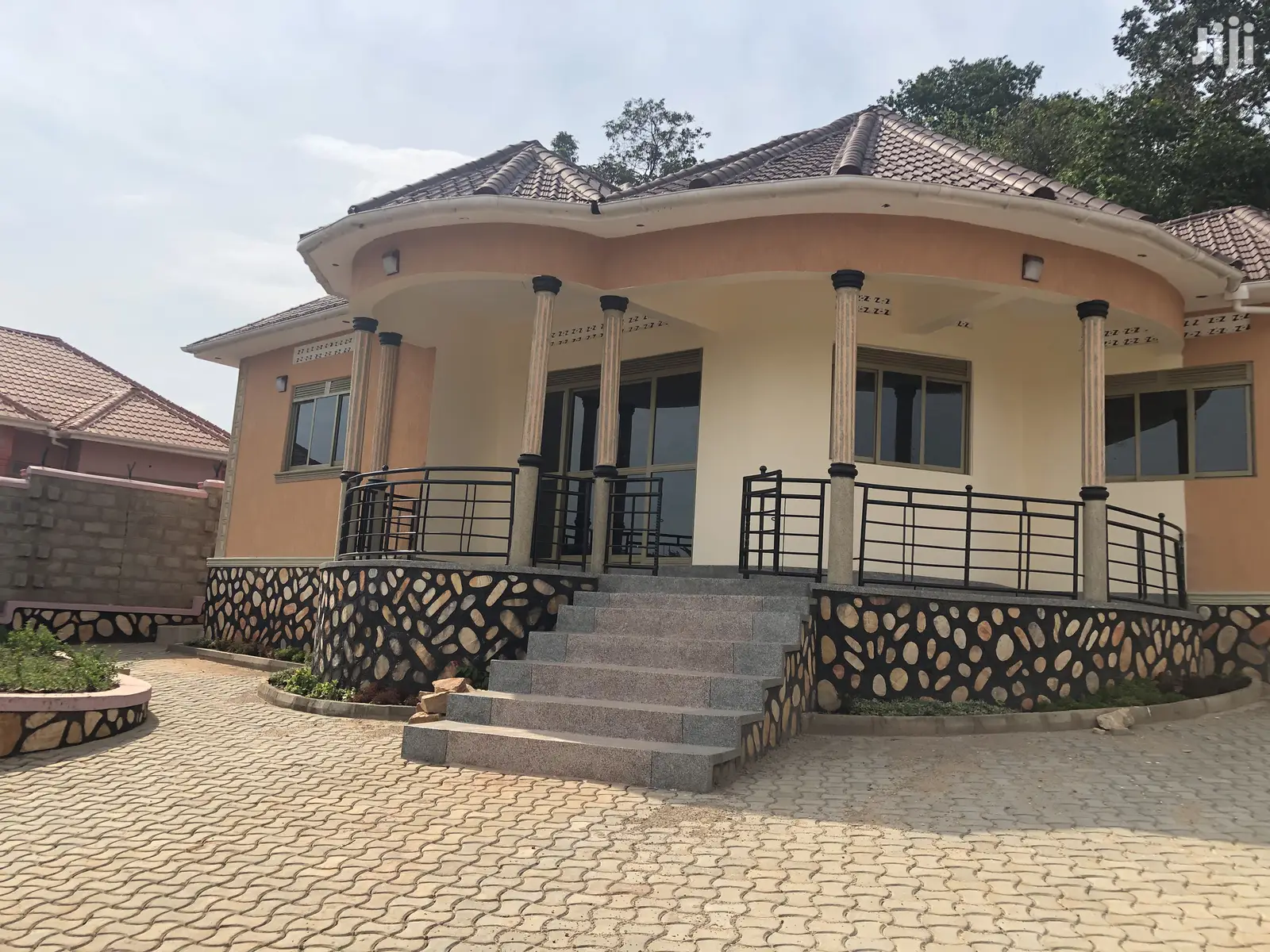 Kira Posh Bungalow on Sale