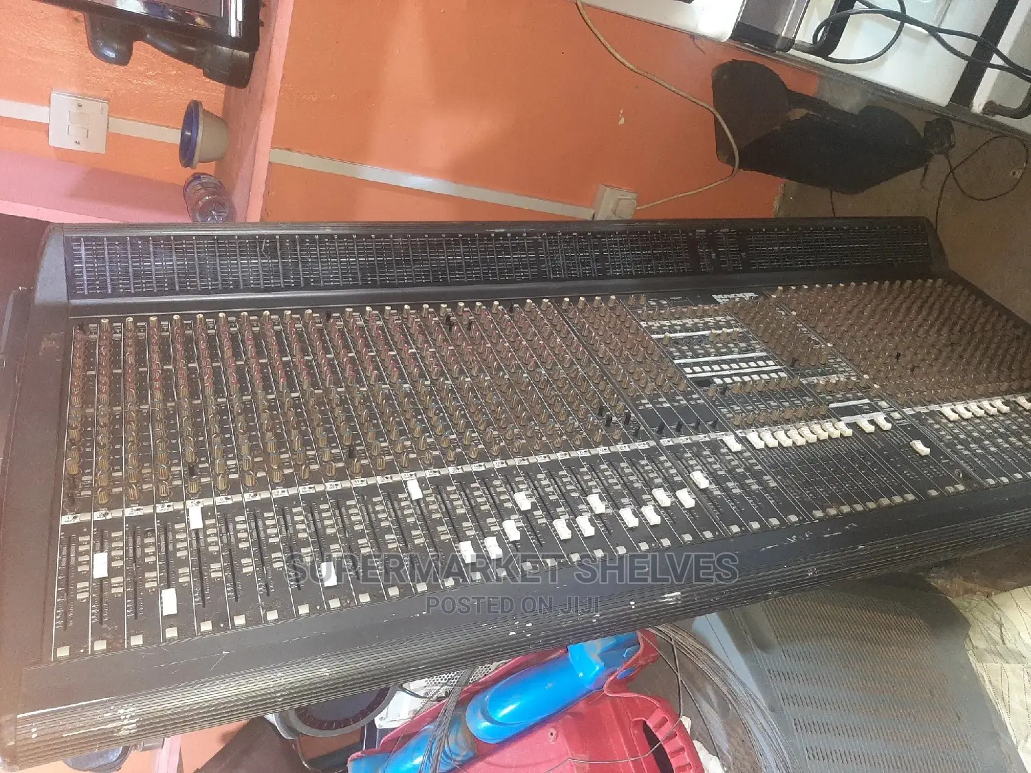 Studio Mixer Mackie SR40.8 On Sale