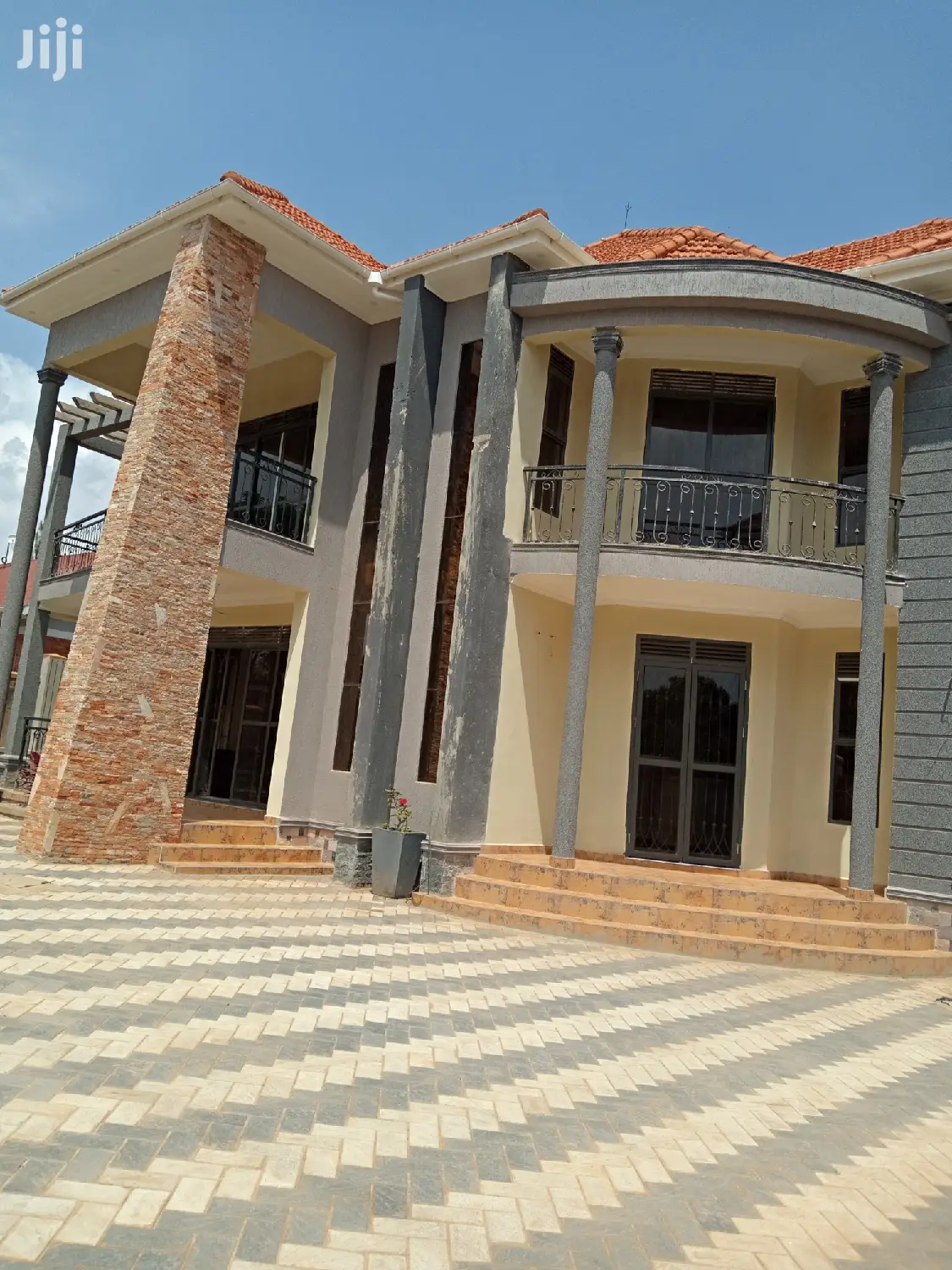Naalya Mansion With Six Bedrooms on Sell