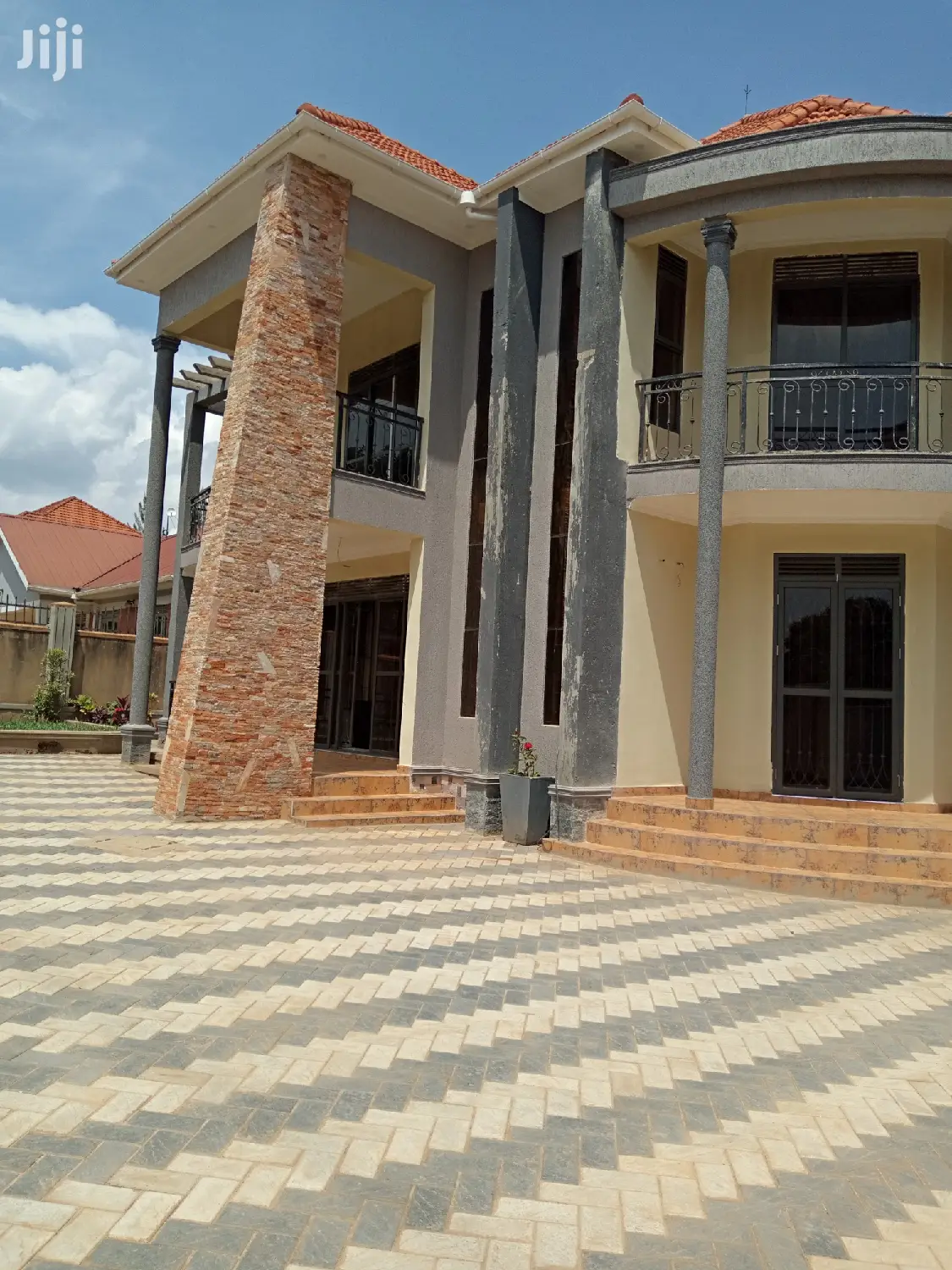 Naalya Mansion With Six Bedrooms on Sell