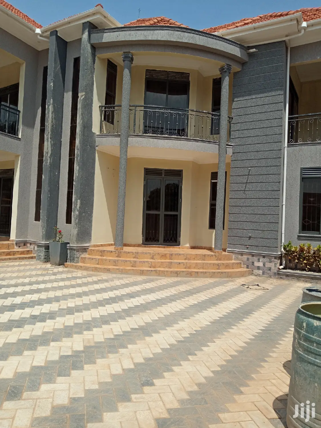 Naalya Mansion With Six Bedrooms on Sell