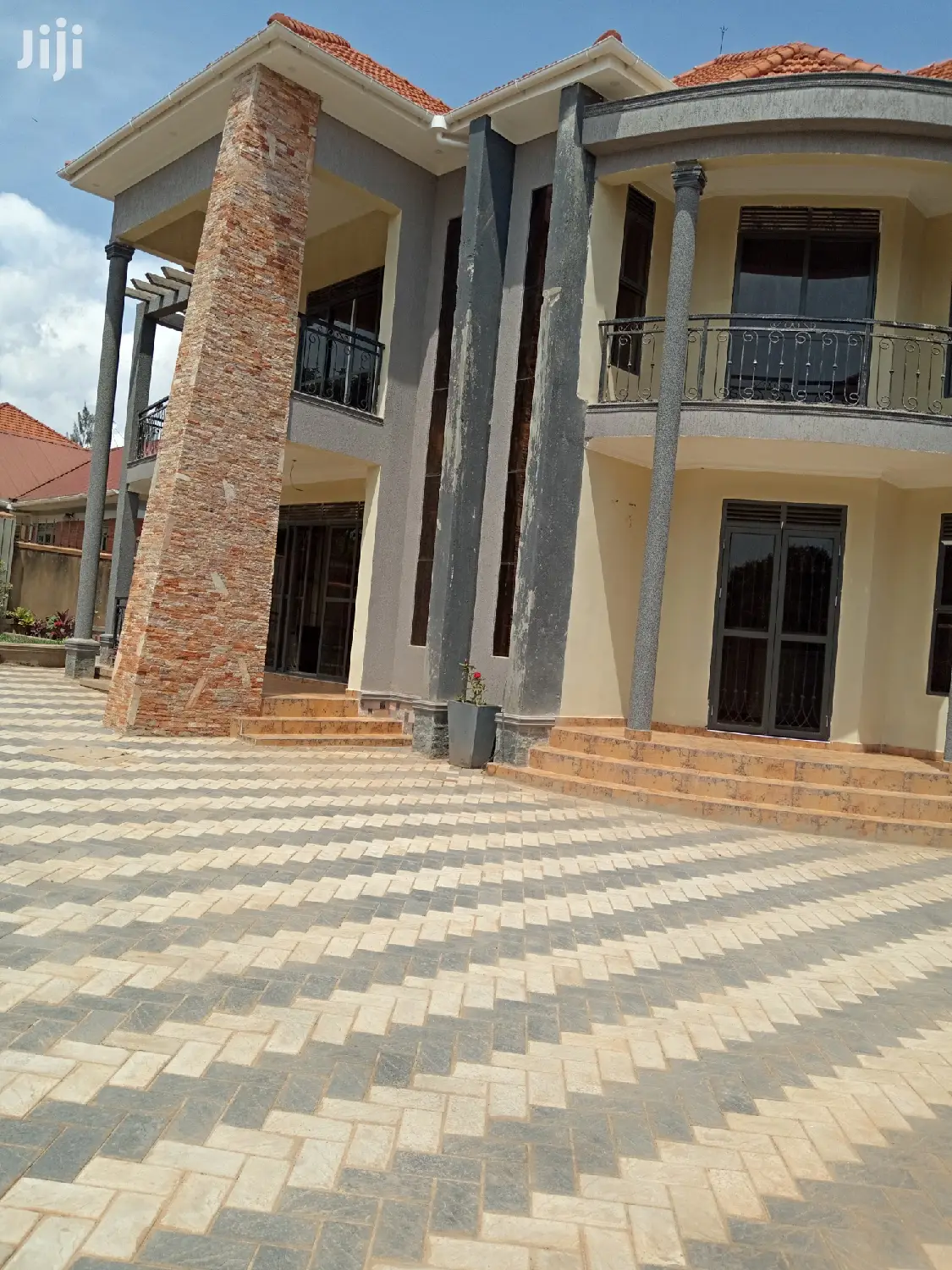 Naalya Mansion With Six Bedrooms on Sell