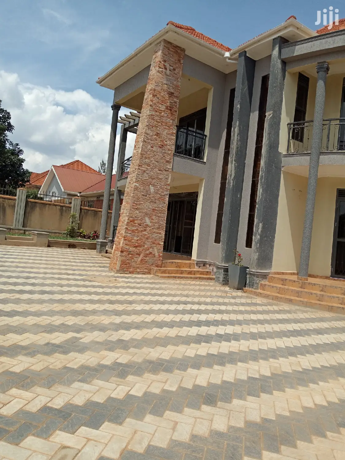 Naalya Mansion With Six Bedrooms on Sell