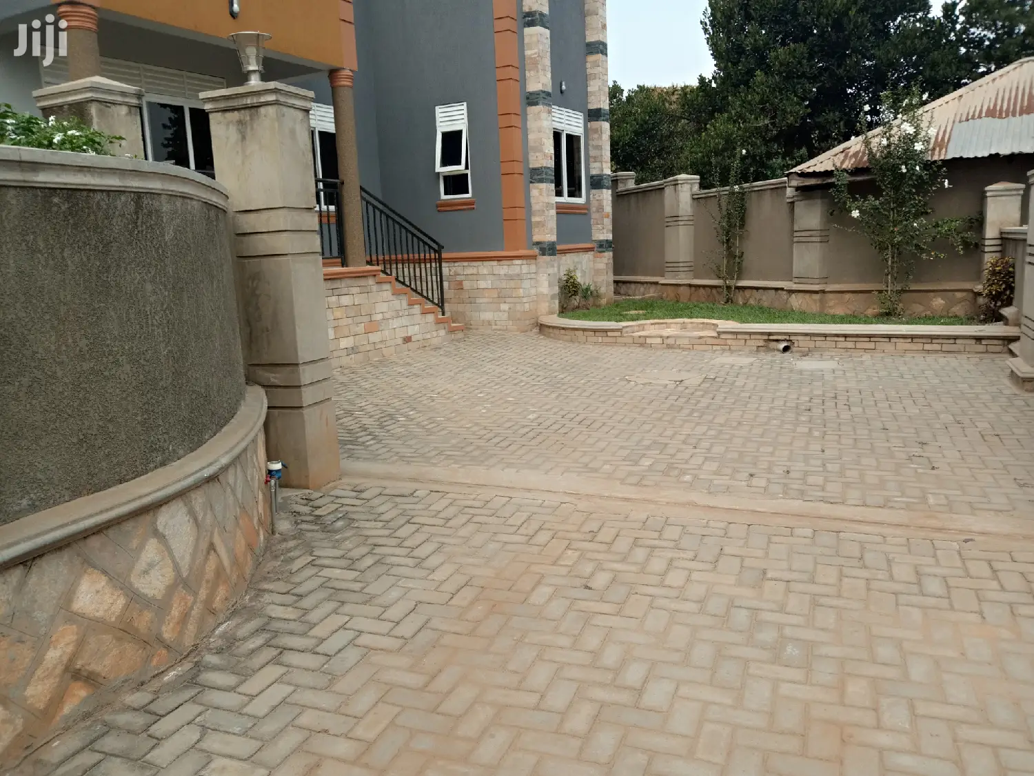 Najjera Well Built Bungaloo