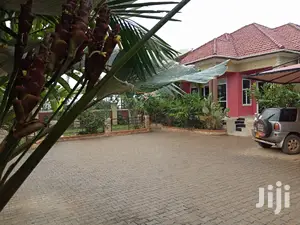 Big Bungaloo in Kiira for Sell