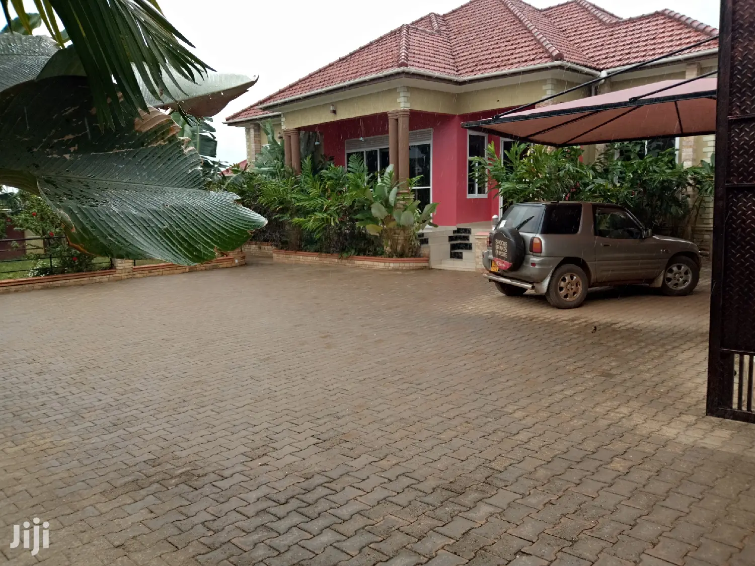 Big Bungaloo in Kiira for Sell