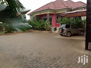 Big Bungaloo in Kiira for Sell