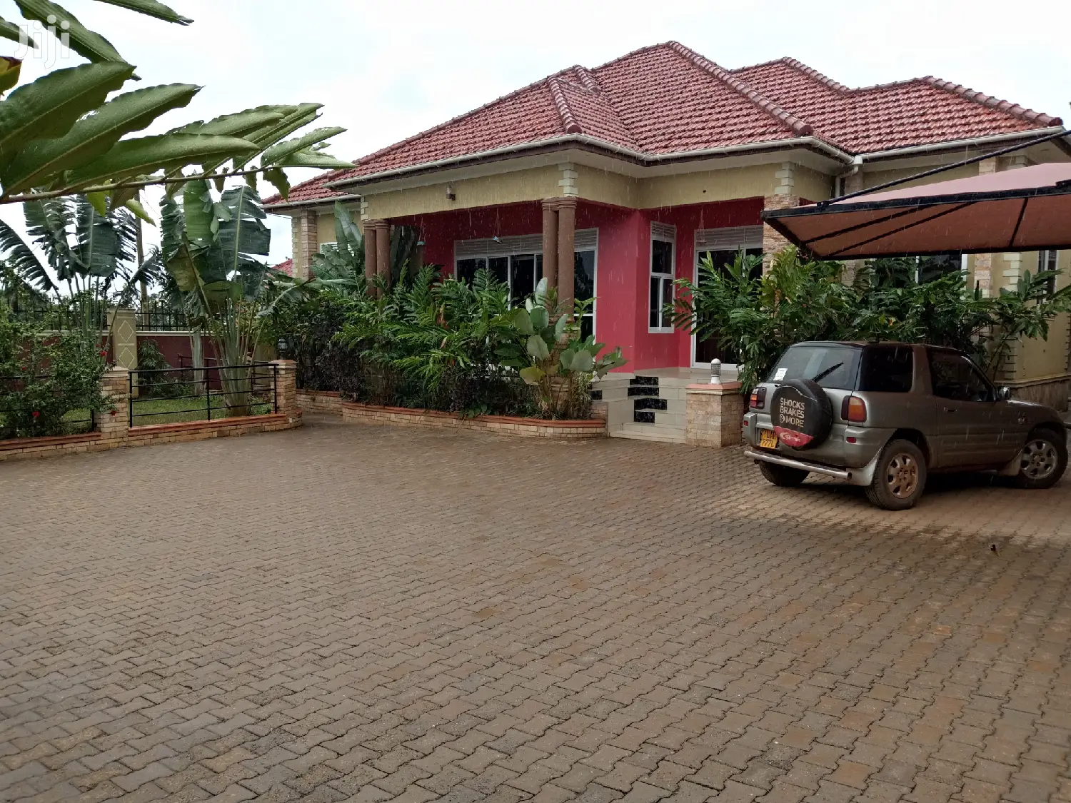 Big Bungaloo in Kiira for Sell