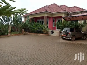Big Bungaloo in Kiira for Sell