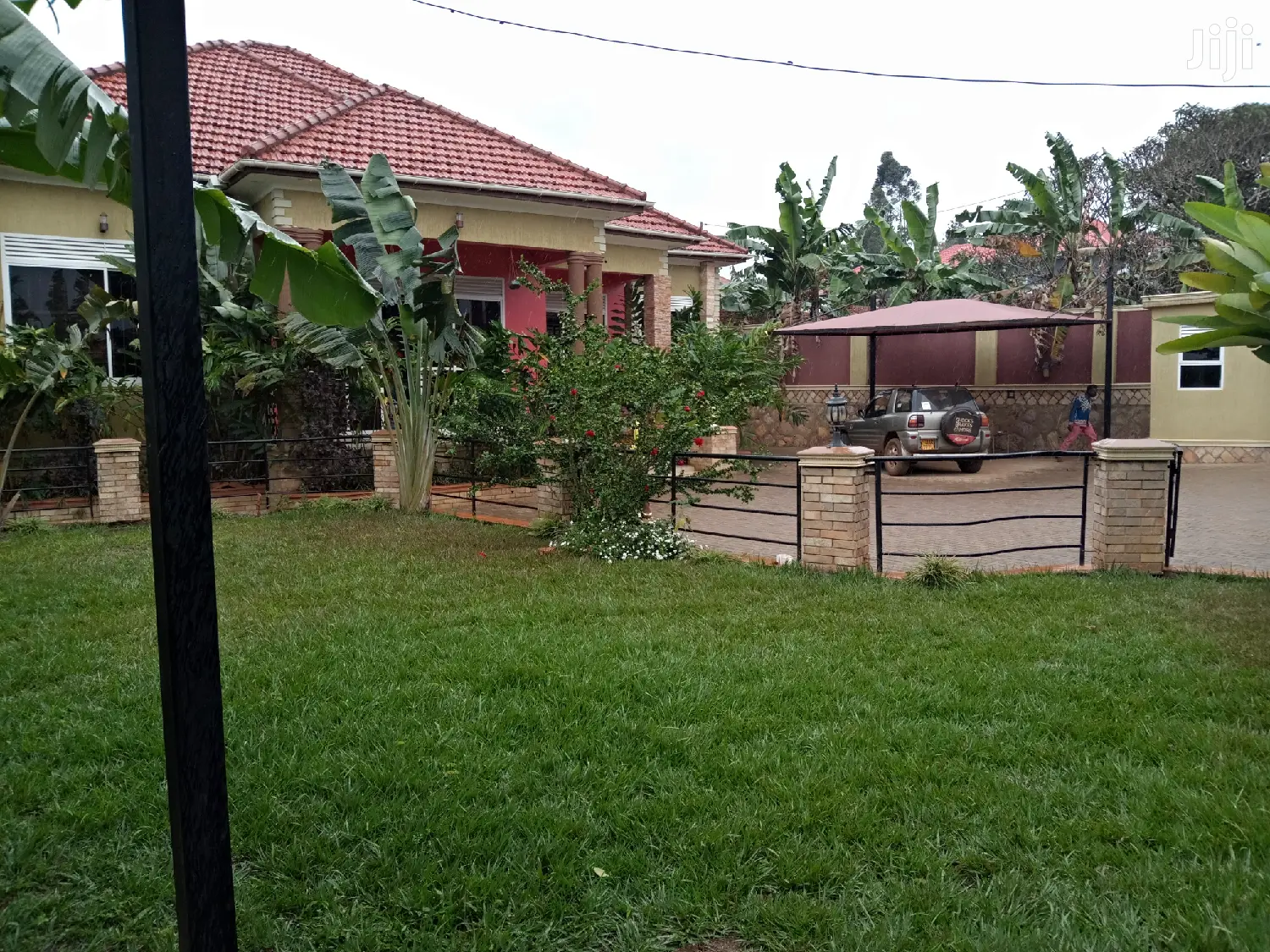 Big Bungaloo in Kiira for Sell