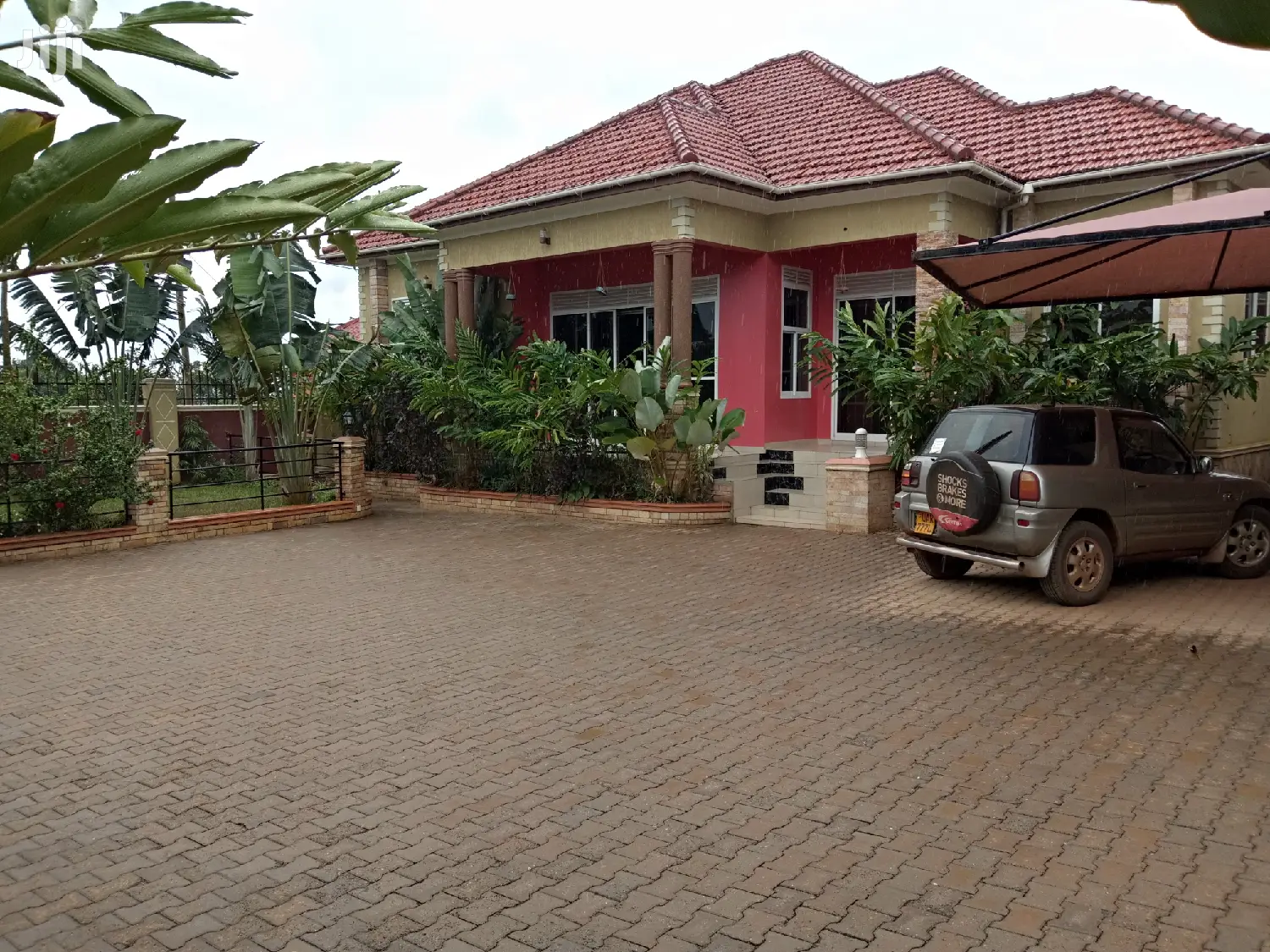 Big Bungaloo in Kiira for Sell