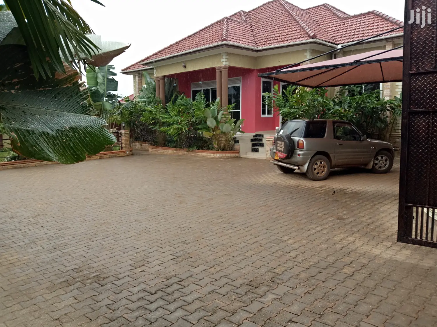 Big Bungaloo in Kiira for Sell