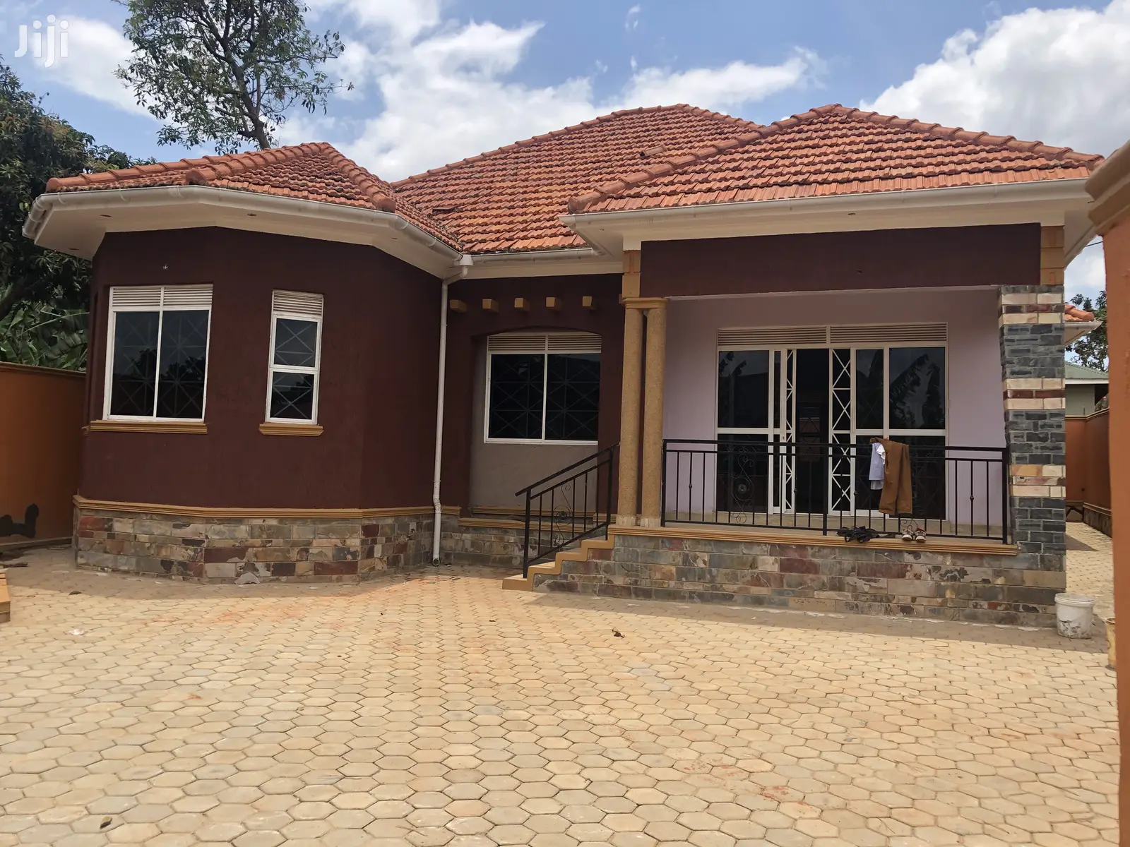 Kira Hot New Bungalow In Tarmacked Neighborhood On Sell