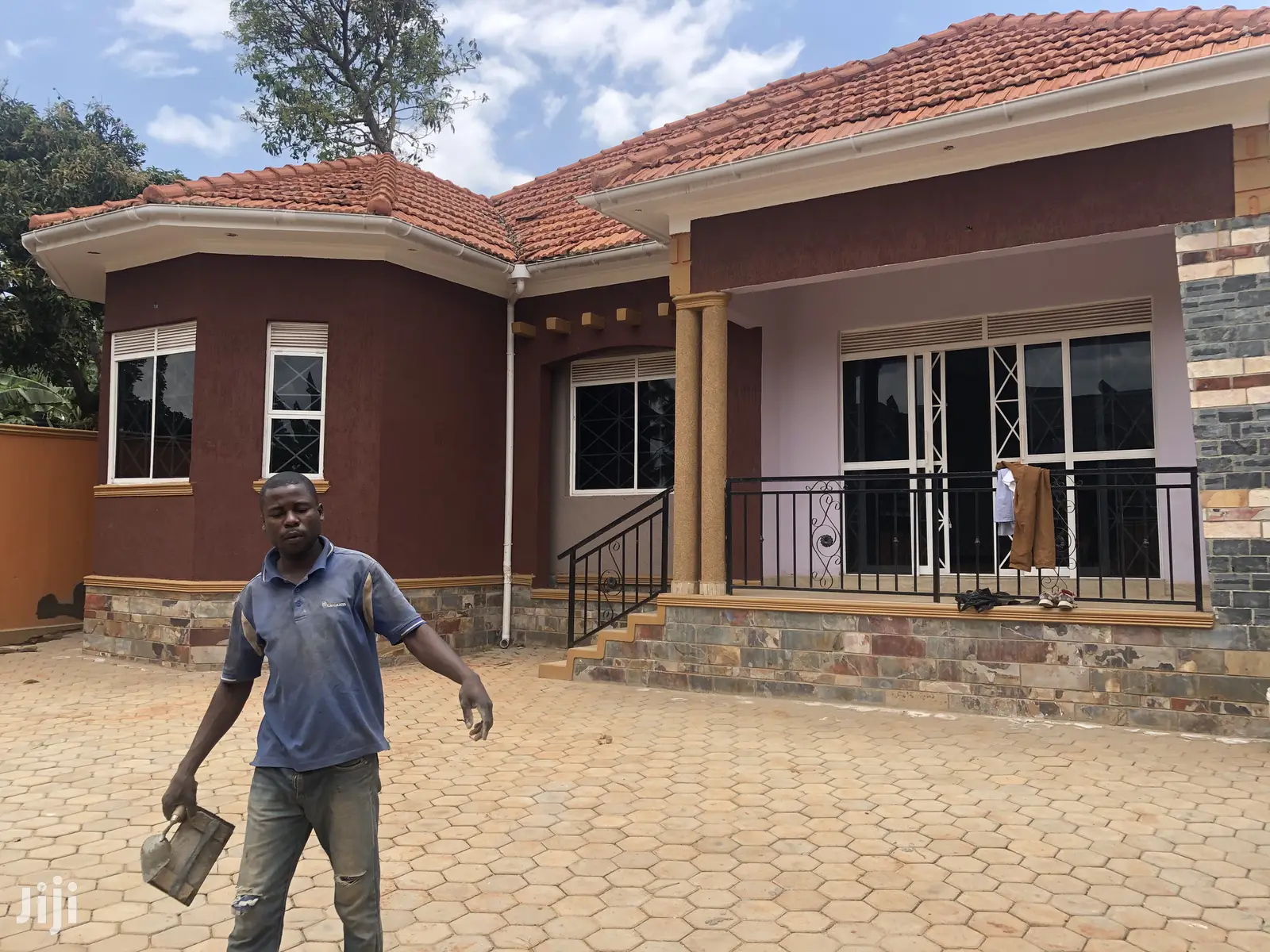 Kira Hot New Bungalow In Tarmacked Neighborhood On Sell