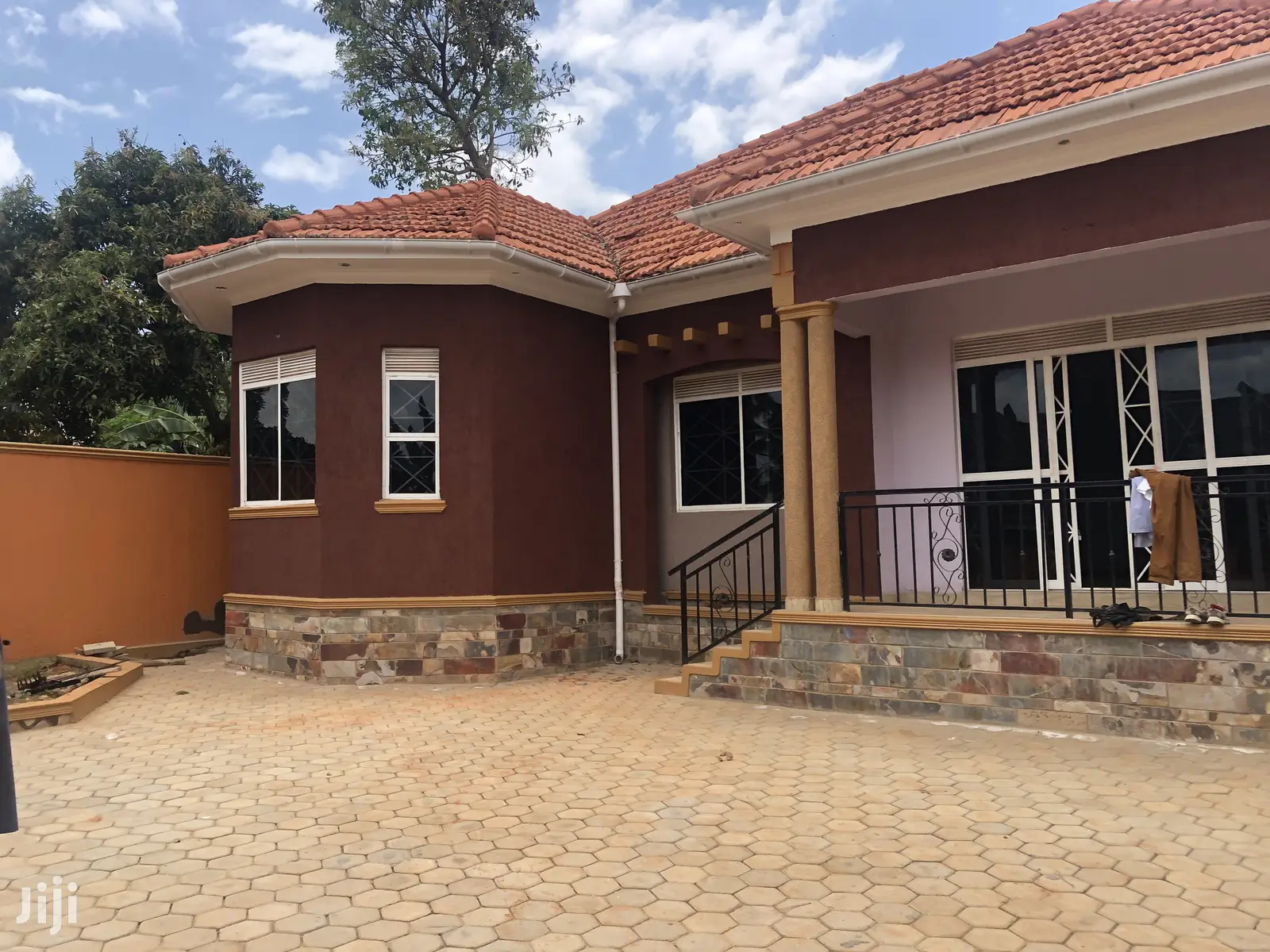 Kira Hot New Bungalow In Tarmacked Neighborhood On Sell