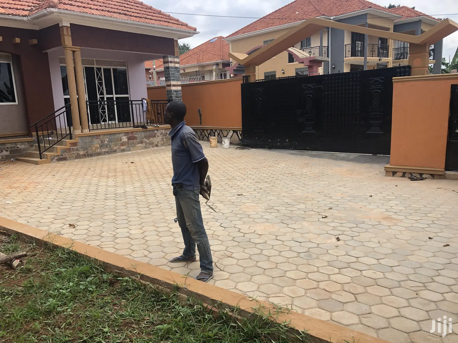 Kira Hot New Bungalow In Tarmacked Neighborhood On Sell