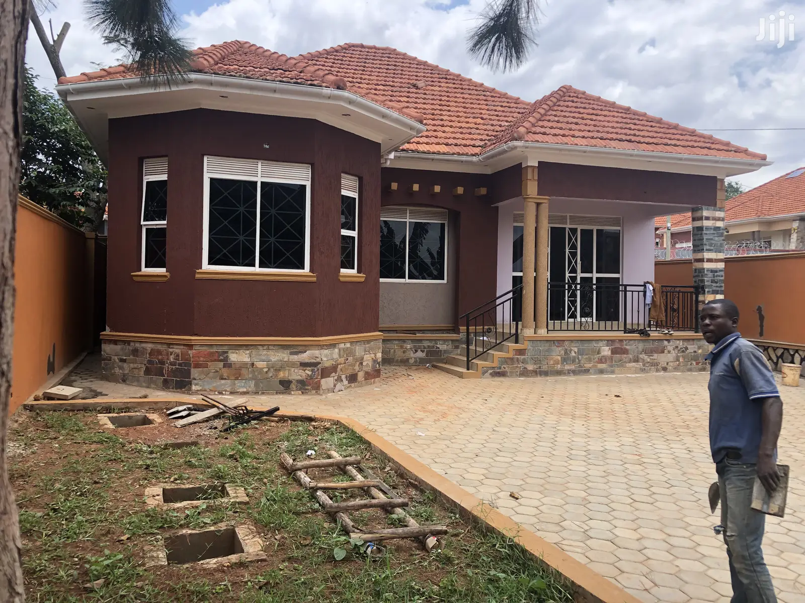 Kira Hot New Bungalow In Tarmacked Neighborhood On Sell
