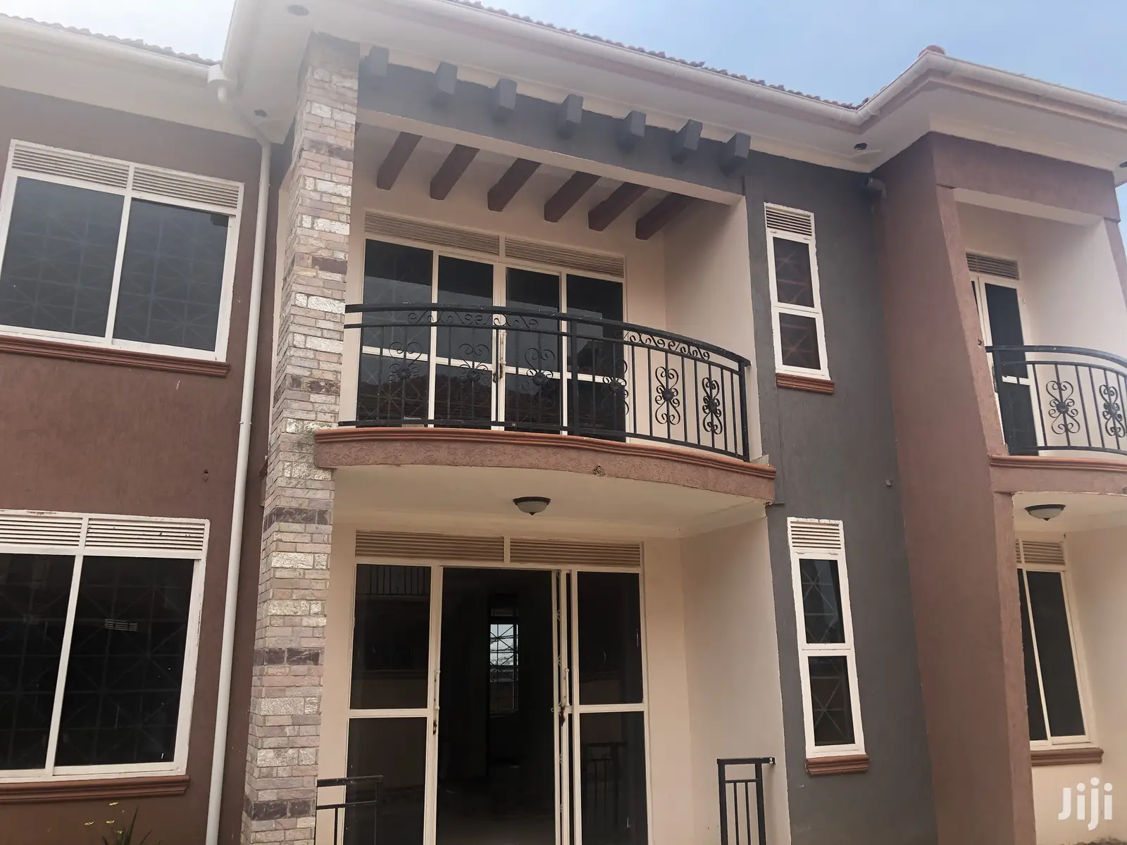 Six Bedrooms Mansion in Kira on Sell
