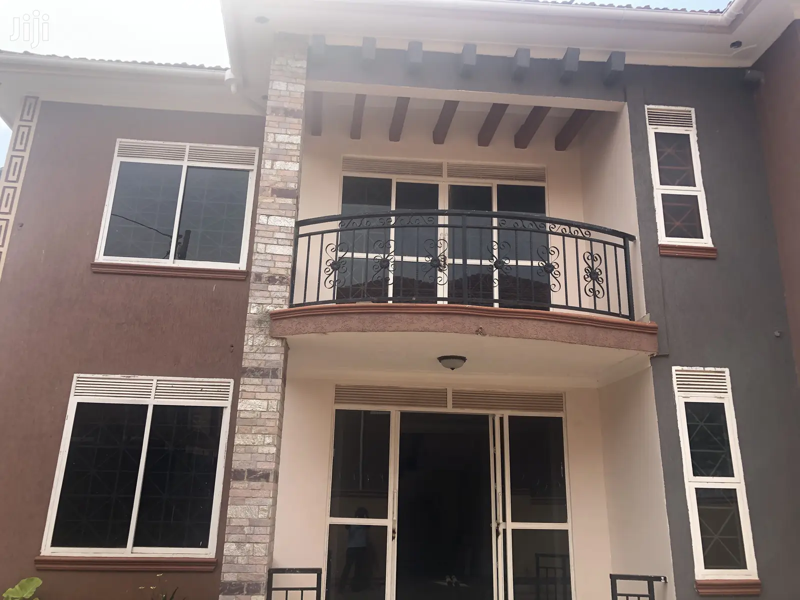 Six Bedrooms Mansion in Kira on Sell