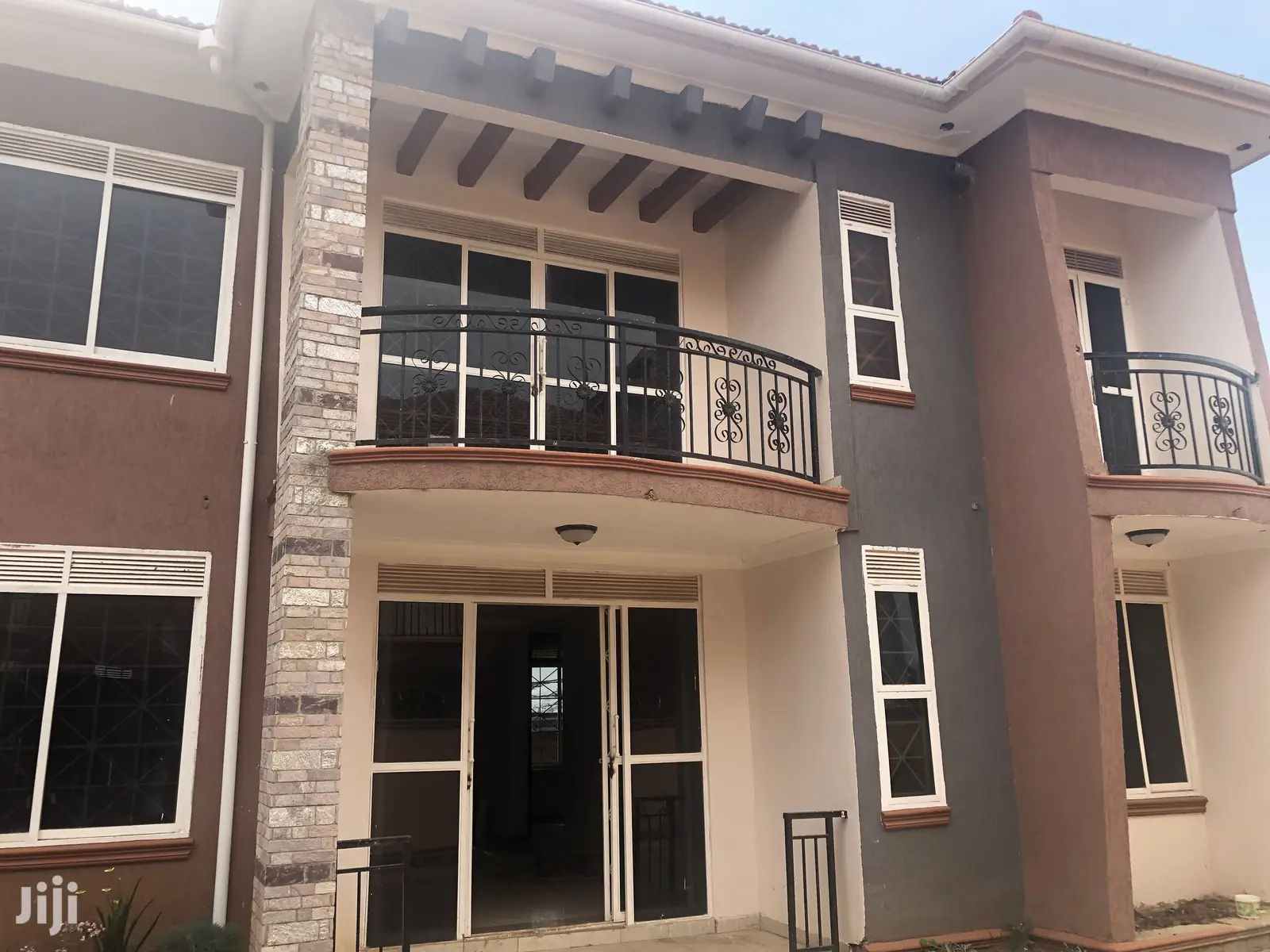 Six Bedrooms Mansion in Kira on Sell