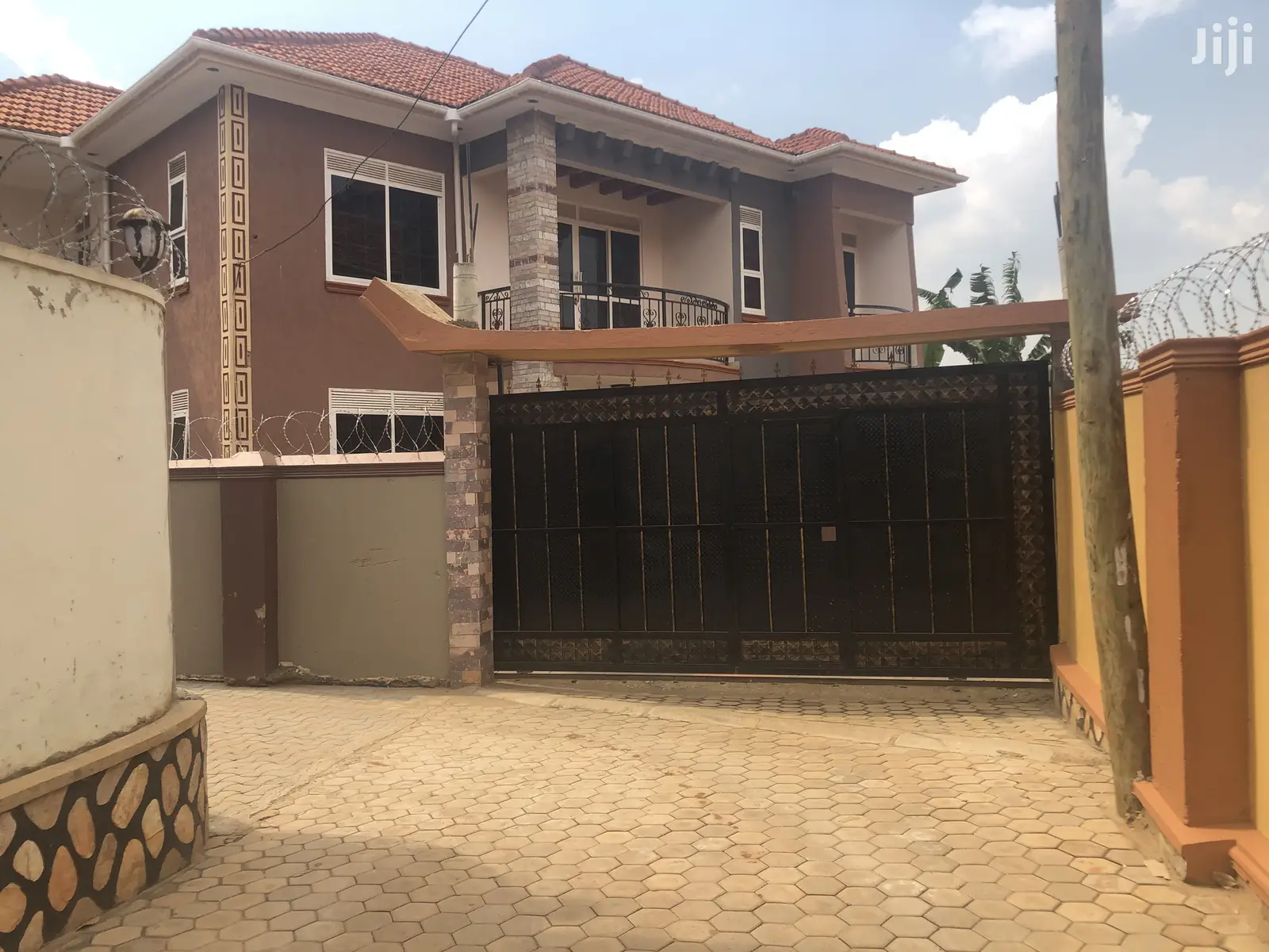 Six Bedrooms Mansion in Kira on Sell