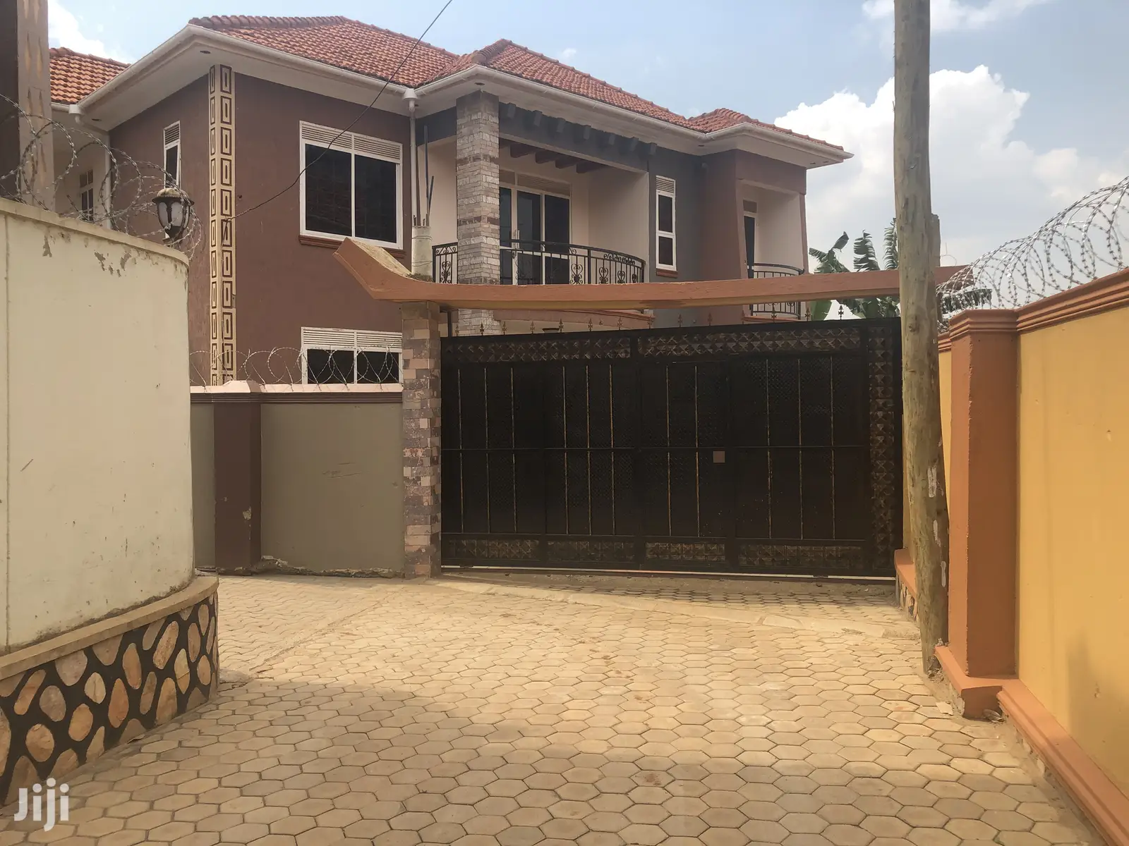 Six Bedrooms Mansion in Kira on Sell