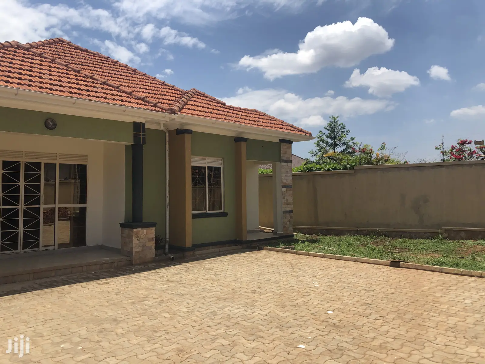 Kira Classy House in Tarmacked Neighborhood on Sell