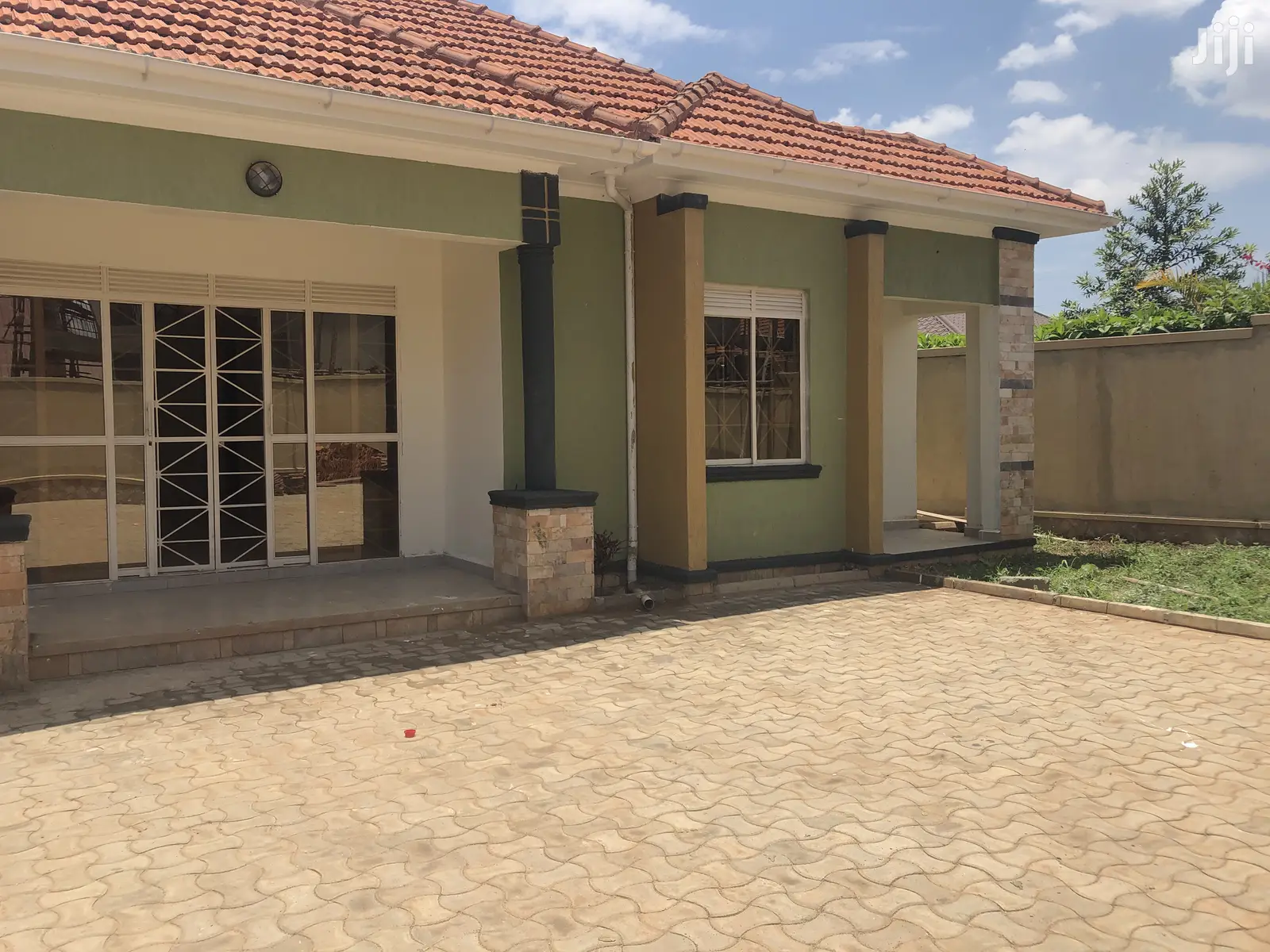 Kira Classy House in Tarmacked Neighborhood on Sell