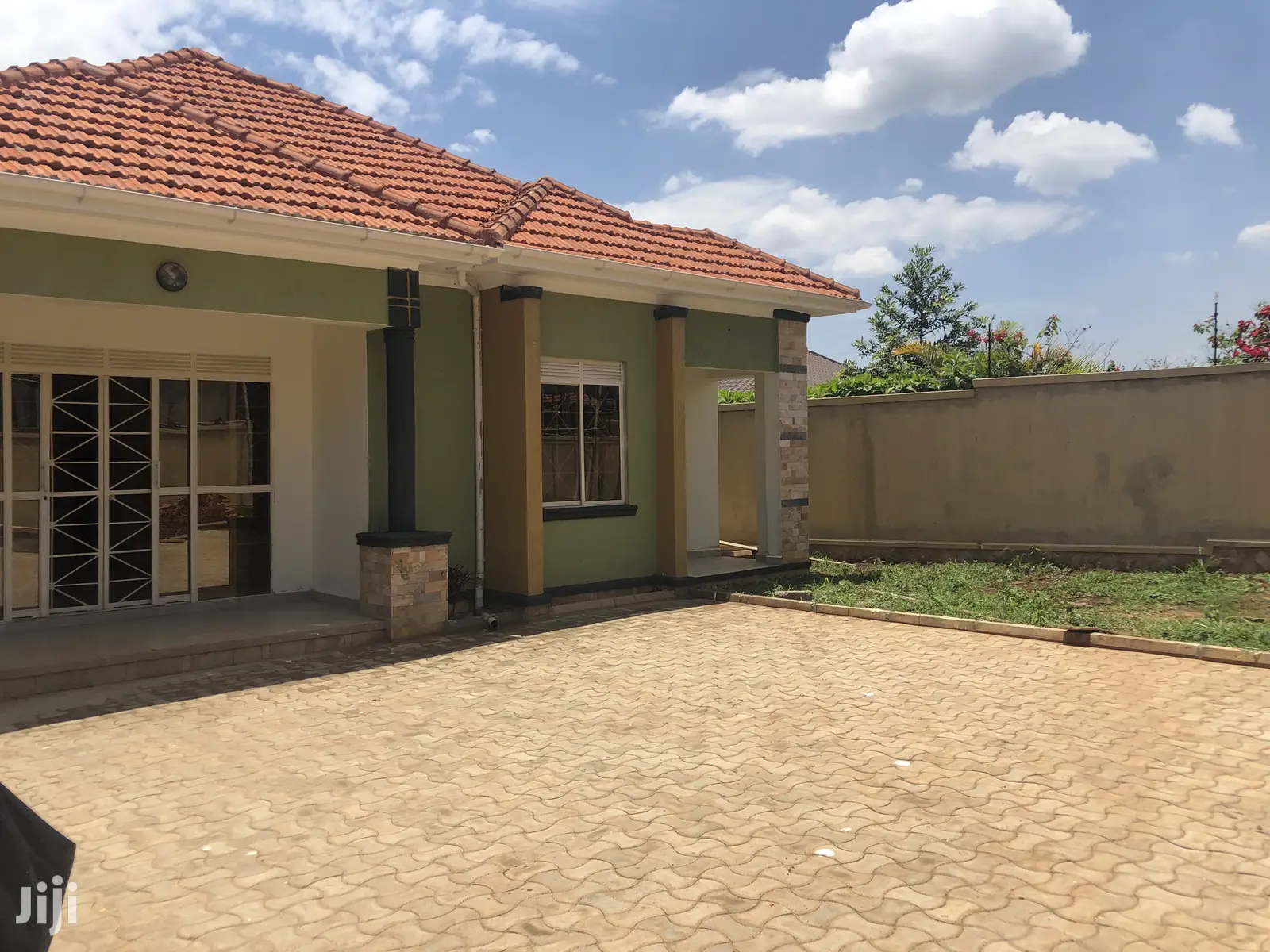 Kira Classy House in Tarmacked Neighborhood on Sell