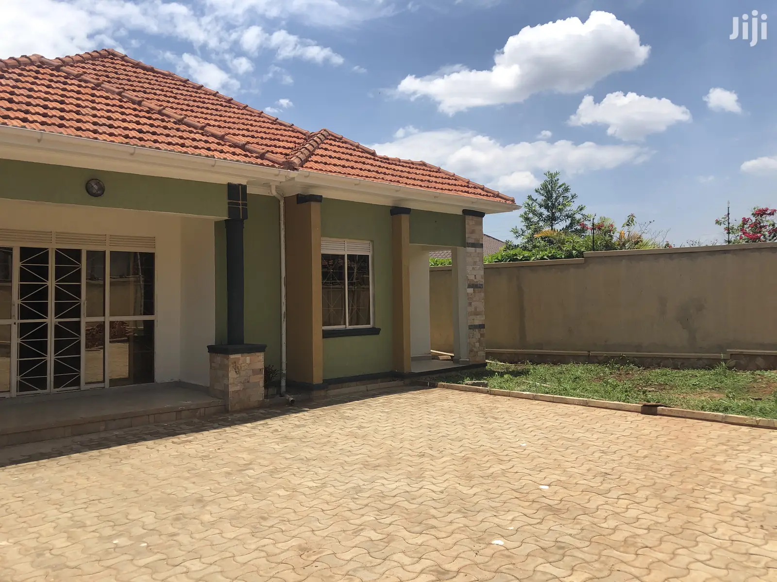 Kira Classy House in Tarmacked Neighborhood on Sell