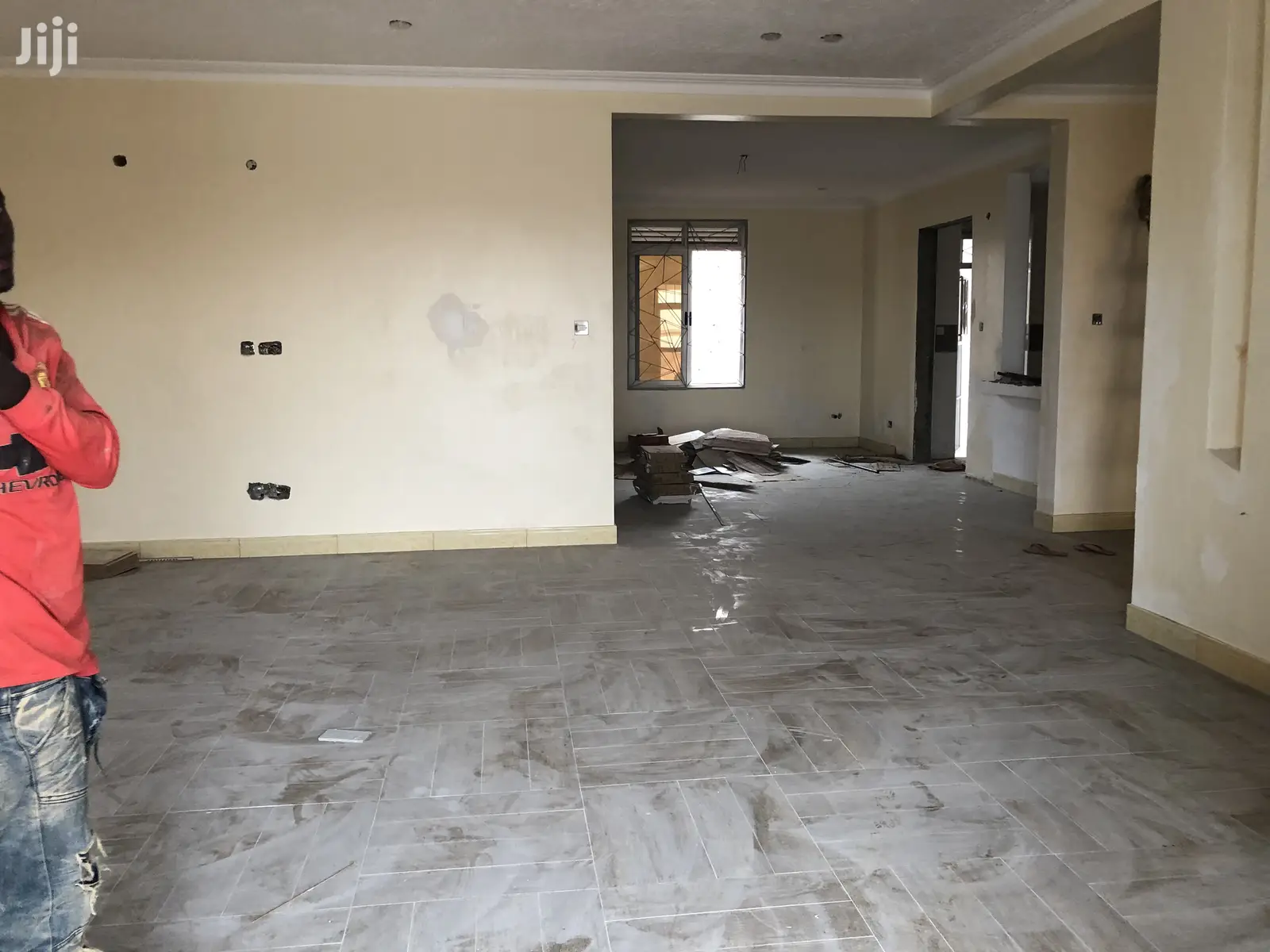 Kyanja Mansion in Tarmacked Neighborhood on Sell