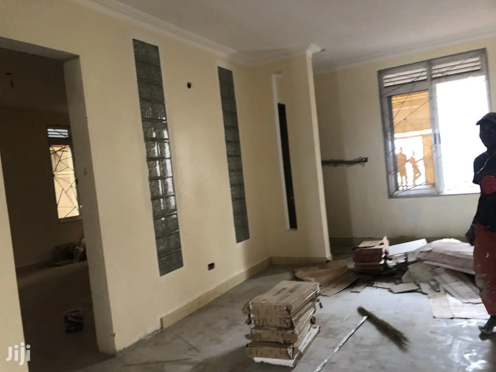 Kyanja Mansion in Tarmacked Neighborhood on Sell