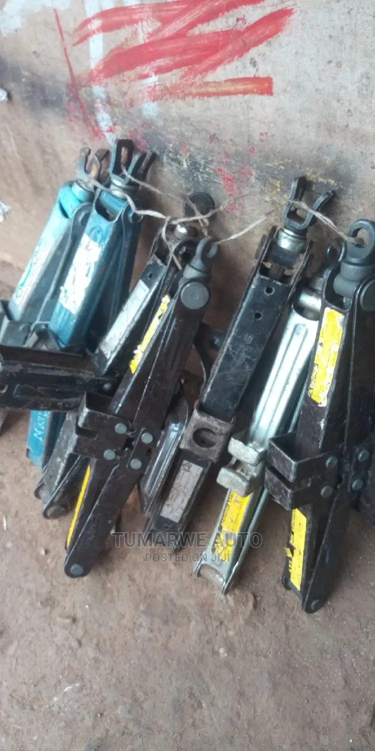 Car Jacks (2).