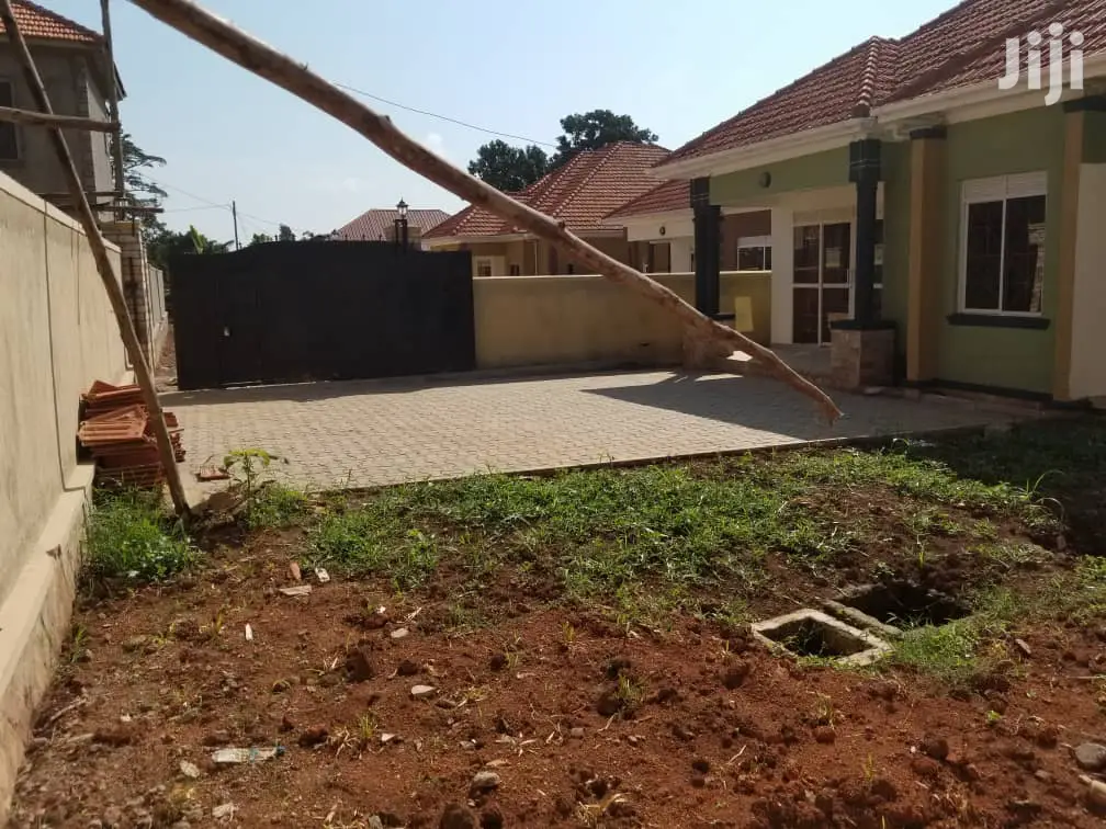 Kira Stunning New Bungaloo in Tarmacked Neighborhood on Sell