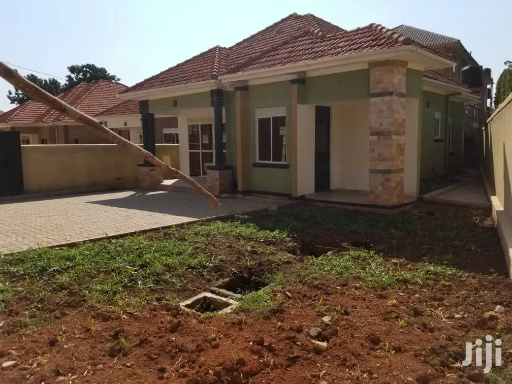 Kira Stunning New Bungaloo in Tarmacked Neighborhood on Sell