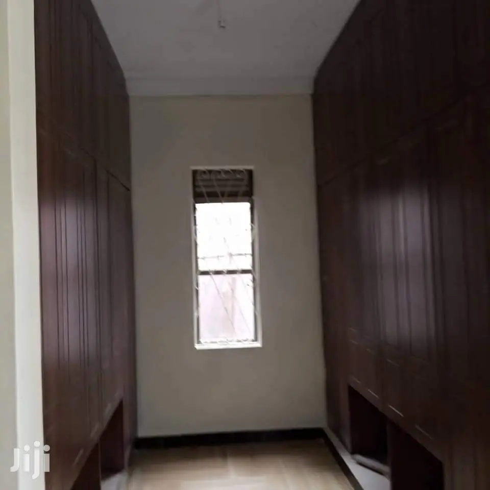 7 Bedroom Mansion In Kiwatule For Sale