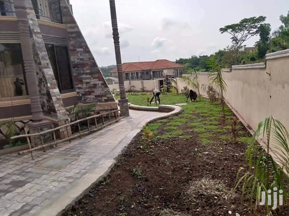 7 Bedroom Mansion In Kiwatule For Sale