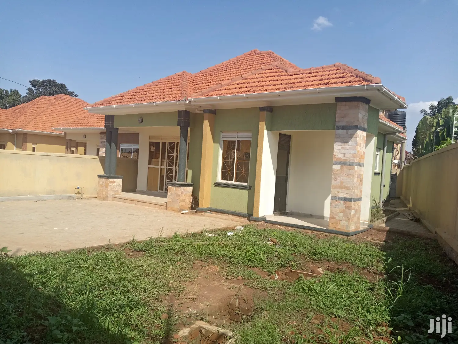 Kira Posh House in Tarmacked Neighborhood on Sell