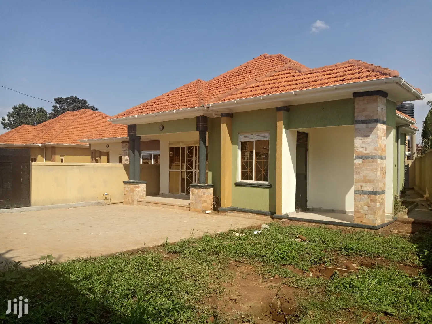 Kira Posh House in Tarmacked Neighborhood on Sell