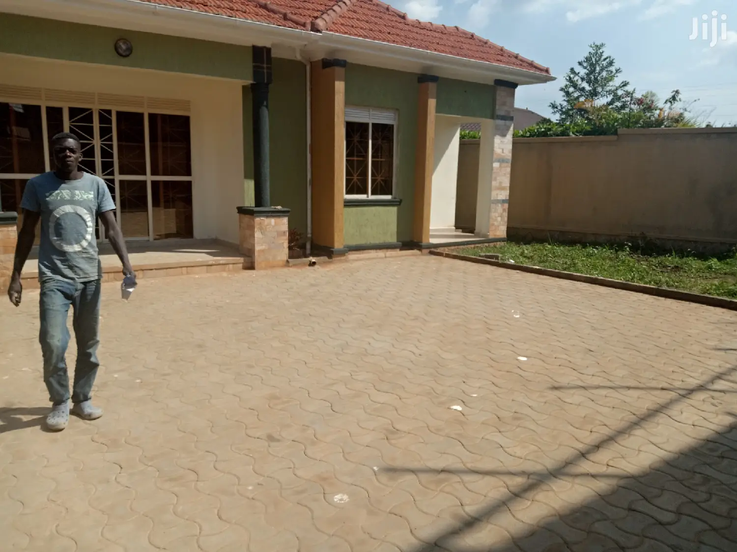 Kira Posh House in Tarmacked Neighborhood on Sell