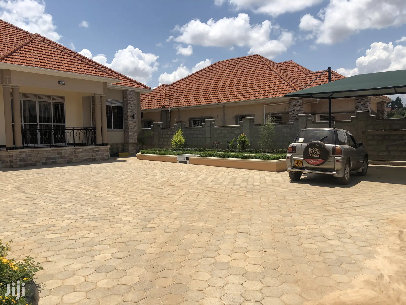 Furnished 4bdrm Bungalow in Kira for Sale