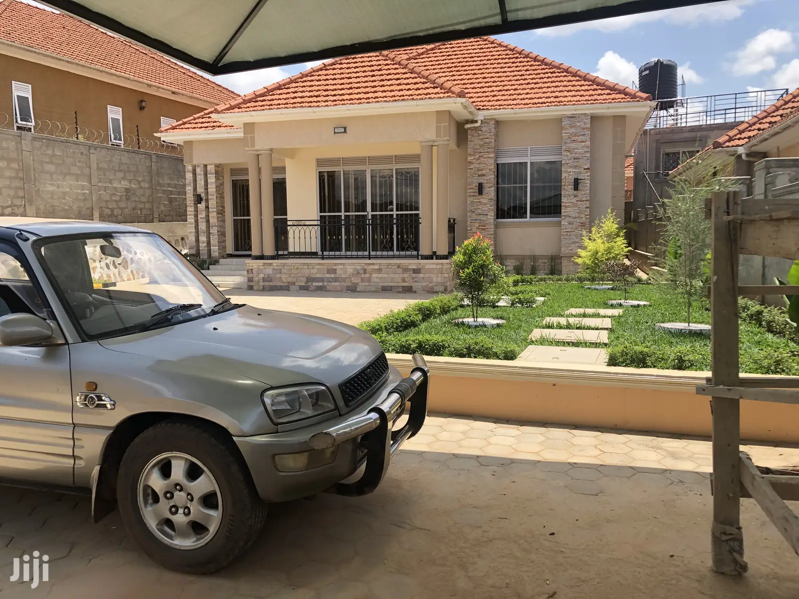Furnished 4bdrm Bungalow in Kira for Sale
