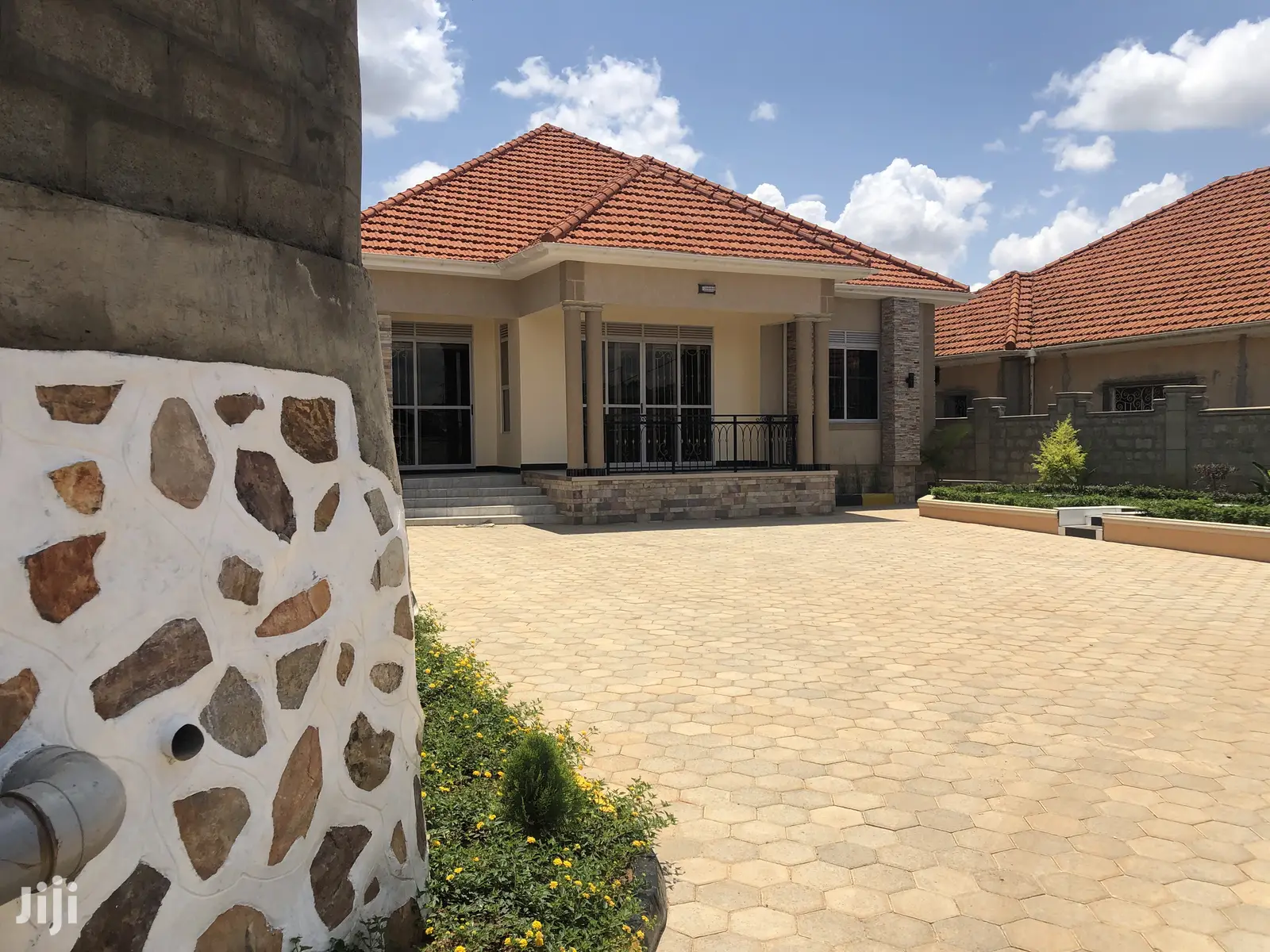 Furnished 4bdrm Bungalow in Kira for Sale