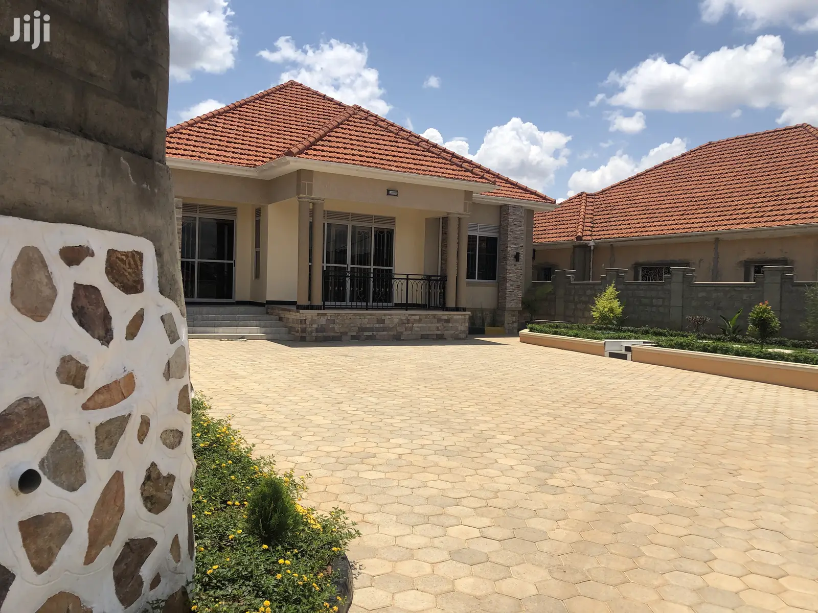 Furnished 4bdrm Bungalow in Kira for Sale