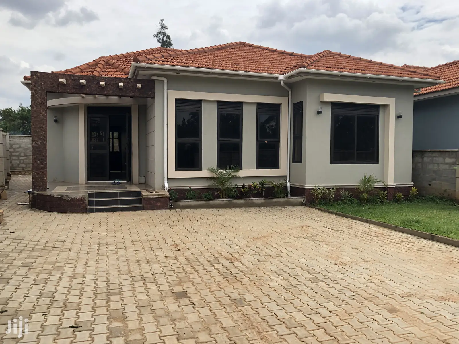Kiira Mamerito Road Classy House on Sell in Kampala Houses
