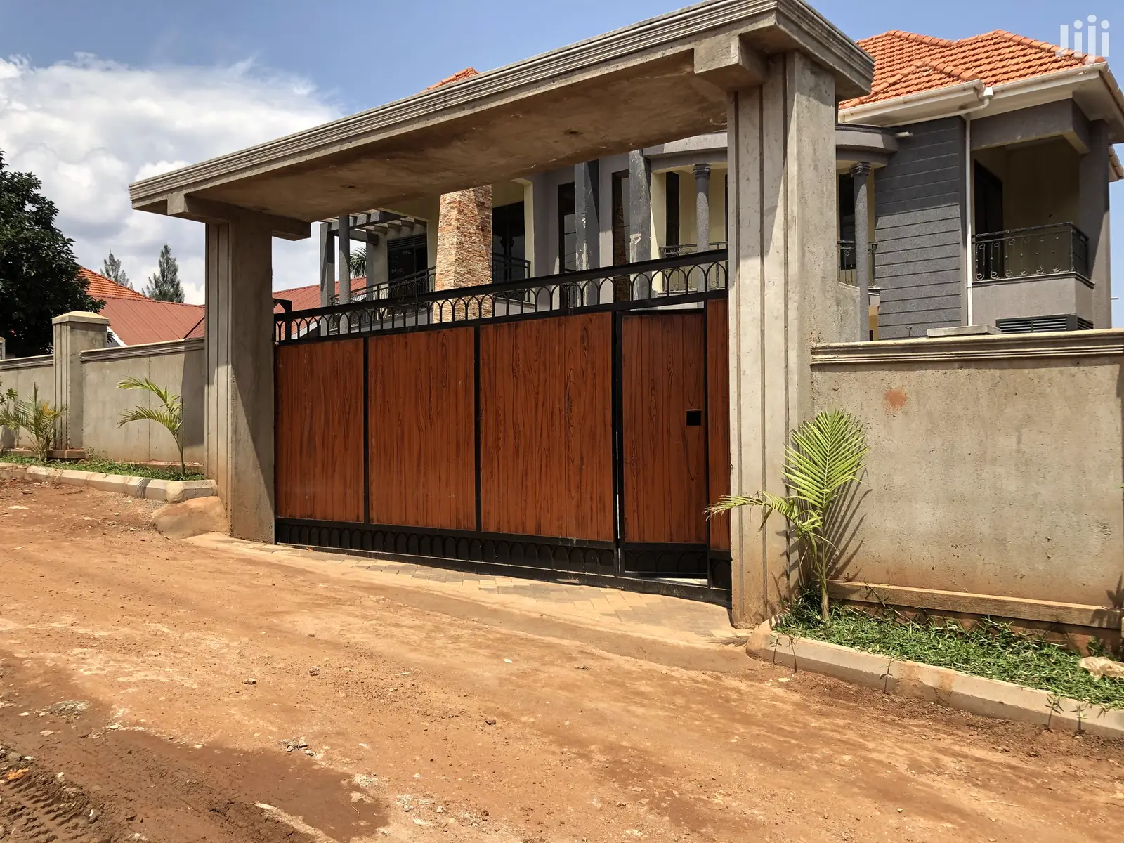 Naalya Six Bedrooms Castle on Sell