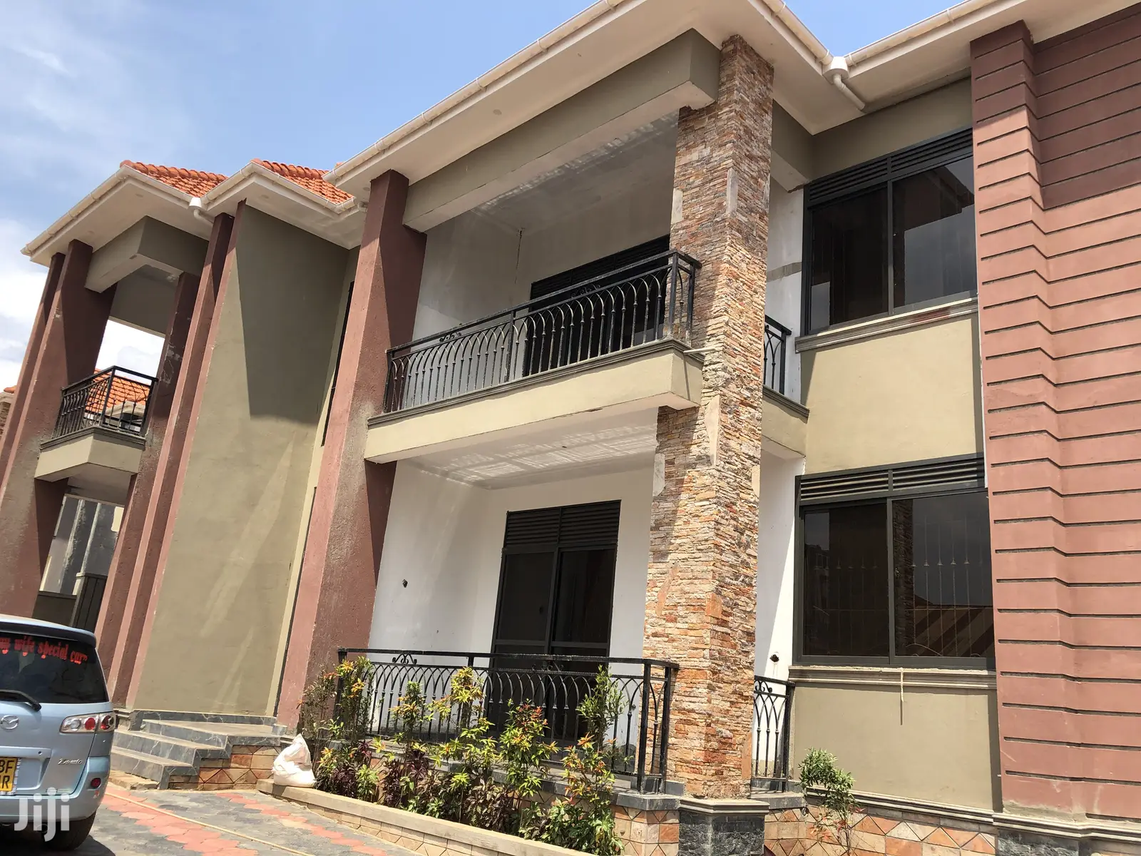 Naalya Six Bedrooms Castle on Sell