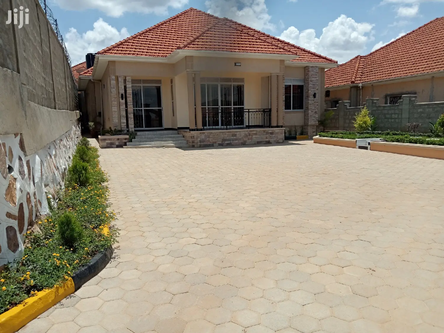 Hot Beauty in Kira Tarmacked Close on Sell