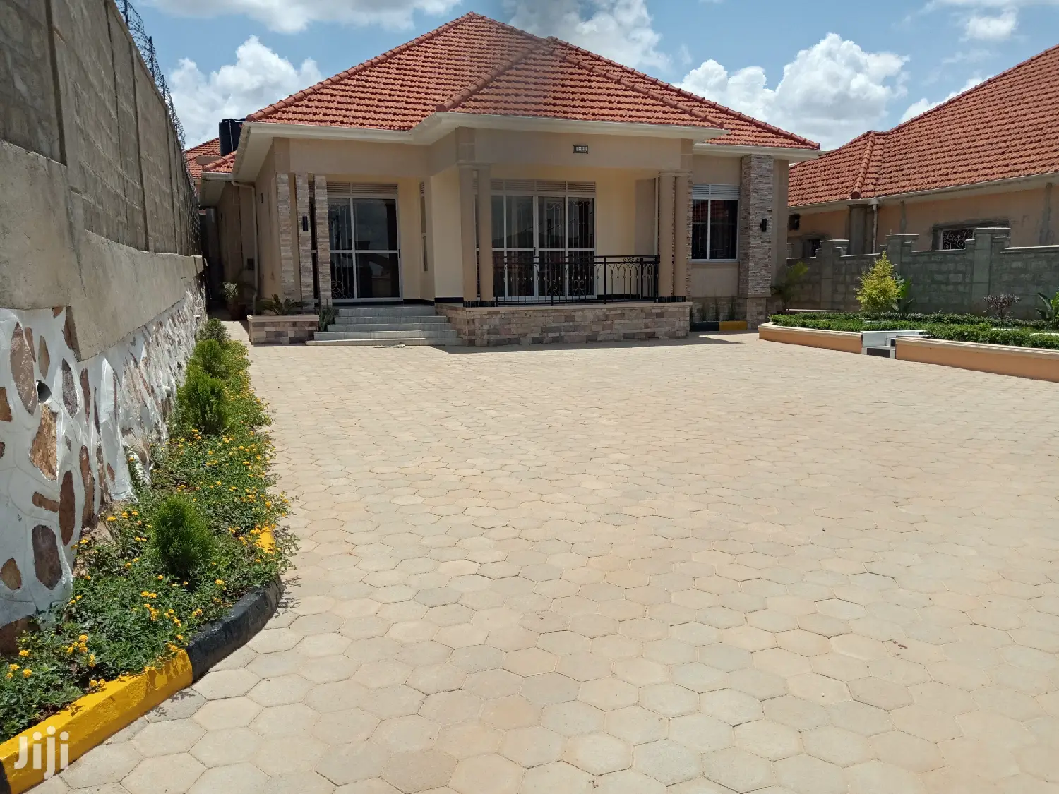 Hot Beauty in Kira Tarmacked Close on Sell